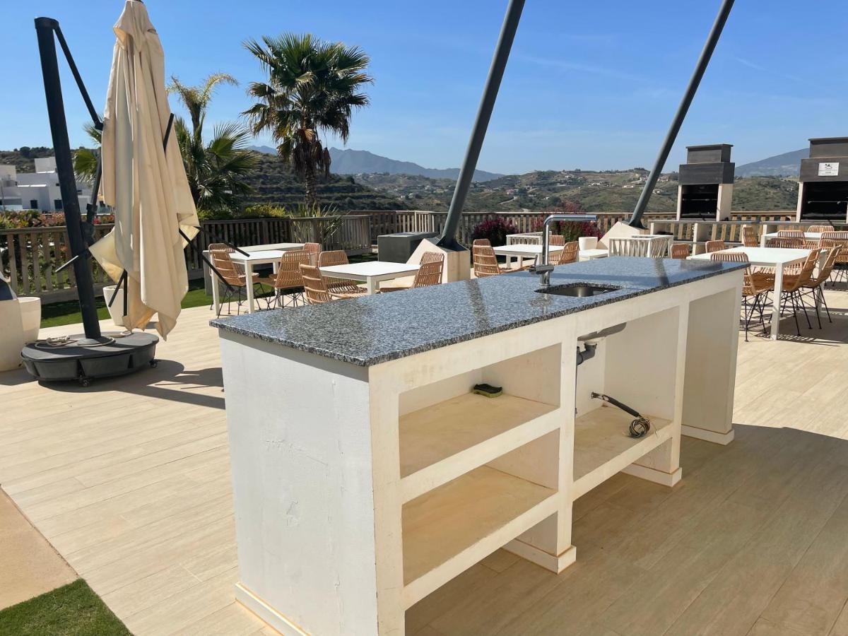 2-Bedroom-Apartment With A Terrace, Pool, Gym Малага Экстерьер фото